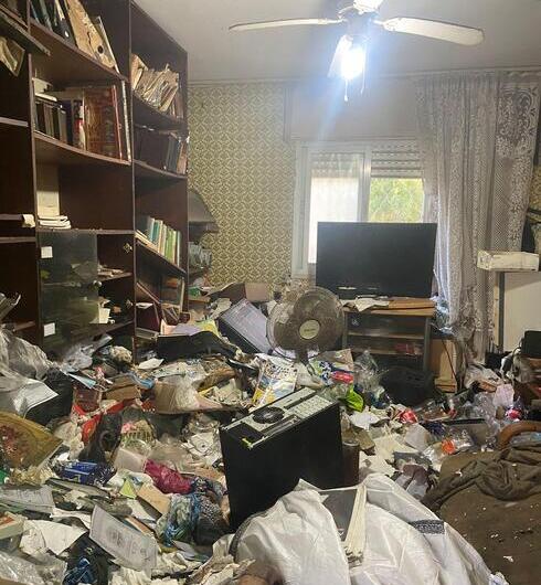 Дом пенсионера завален мусором תושב קרית שמואל חי בהזנחה וזוהמה