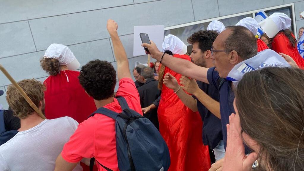 שמחה רוטמן מנסה לעבור בהפגנה באוניברסיטת תל אביב