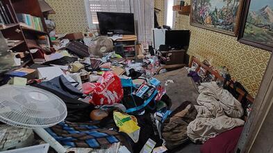 Дом пенсионера завален мусором תושב קרית שמואל חי בהזנחה וזוהמה