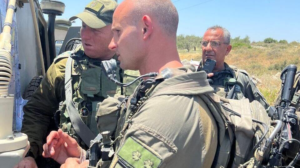 מפקד סיירת צנחנים יחד עם מחט מנשה בסריקות אחר המחבלים