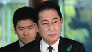 ראש ממשלת יפן פומיו קישידה עם בנו שוטארו