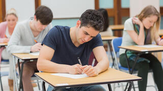 סטודנטים בחינות מבחנים אוניברסיטה