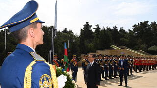 נשיא המדינה יצחק הרצוג מניח זרים בקבר הנשיא השלישי של אזרבייג'ן ובאנדרטת שאהידלאר בבאקו