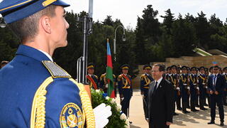 נשיא המדינה יצחק הרצוג מניח זרים בקבר הנשיא השלישי של אזרבייג'ן ובאנדרטת שאהידלאר בבאקו
