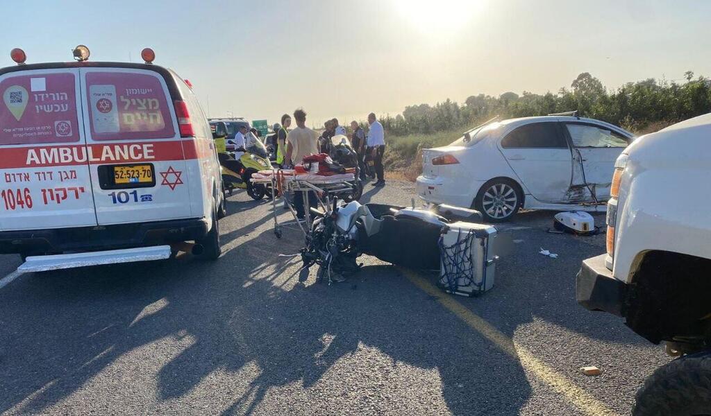 На месте аварии (Фото: МАДА) תאונת דרכים בכביש 4613 בה נהרג מתנדב מד"א