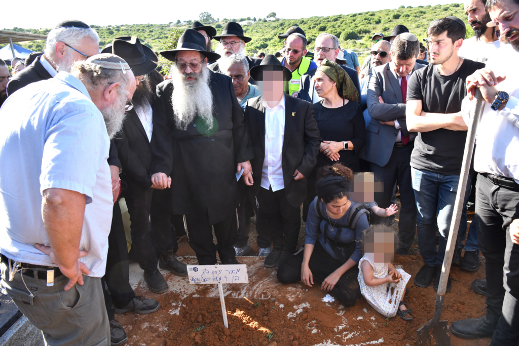 טל תמרי, אלמנתו של מאיר תמרי ז"ל, בהלוויתו