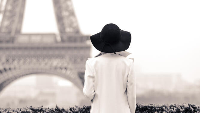 אישה בפריז