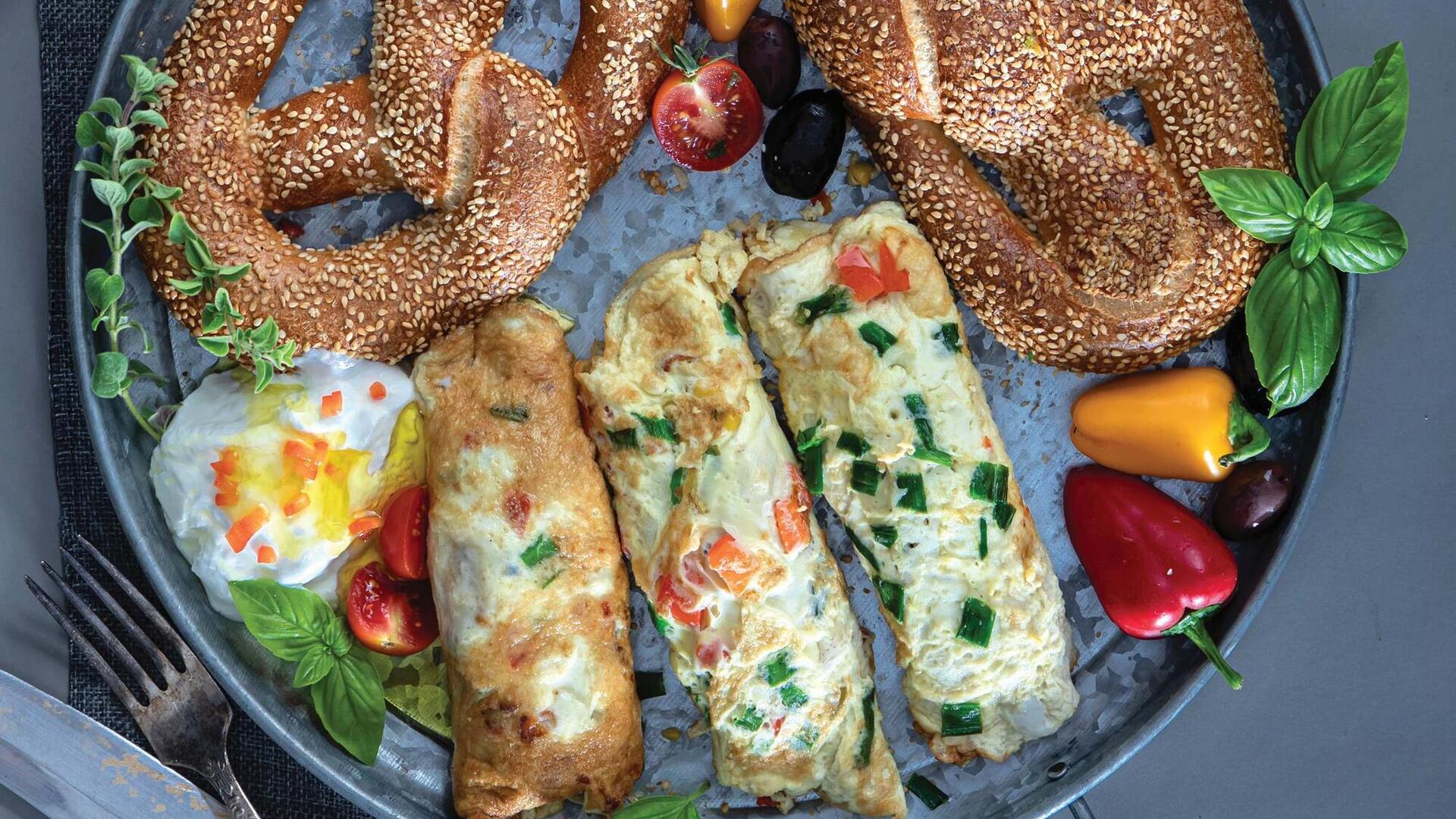 חביתה מגולגלת במילוי גבינת זיתים וירקות