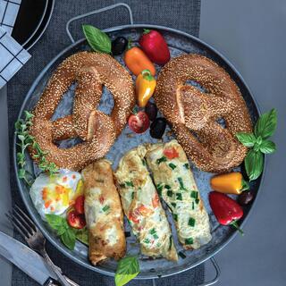 חביתה מגולגלת במילוי גבינת זיתים וירקות