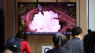 תושבים בסיאול צופים בדיווחים אודות שיגור הטיל מצפון קוריאה