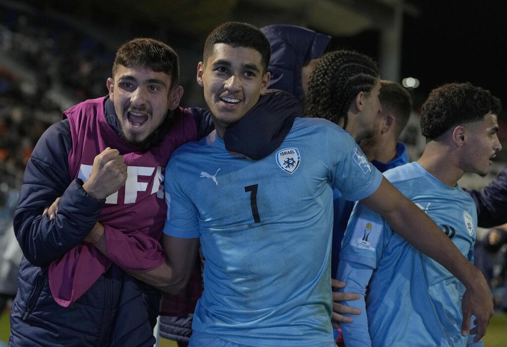 Goal scorer Anan Khaliali (right) (Photo: AP Photo/Ricardo Mazalan) חלאילי חוגג