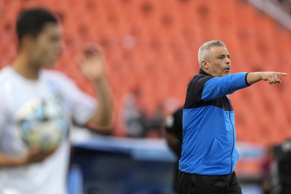 Coach Ofir Haim (Photo: AP Photo/Ricardo Mazalan) חיים