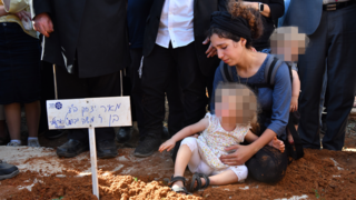 טל תמרי, אלמנתו של מאיר תמרי ז"ל, בהלוויתו