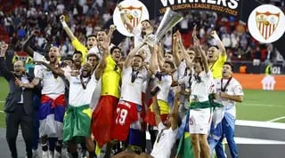 ראקיטיץ' ונבאס מניפים את הגביע עם שחקני סביליה