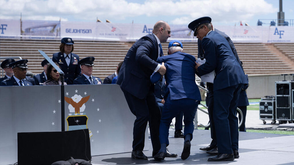ג'ו ביידן נשיא ארצות הברית נופל בטקס של חיל האוויר