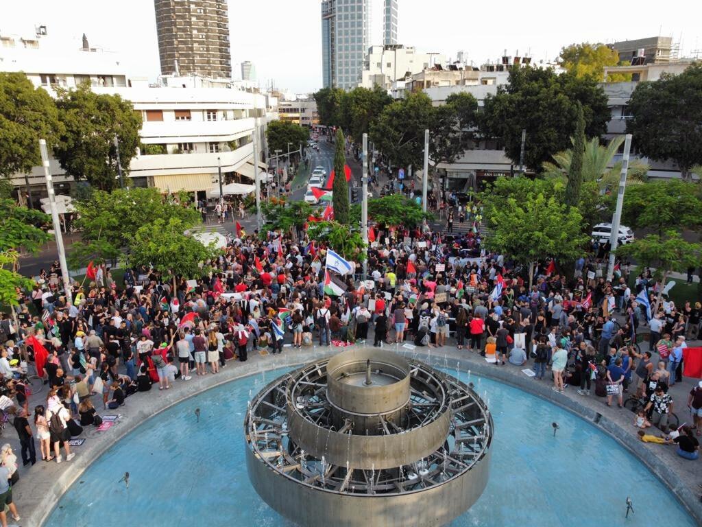מתכנסים לצעדה בכיכר דיזנגוף בתל אביב (צילום: איתן סלונים) מתכנסים לצעדה בכיכר דיזנגוף בתל אביב