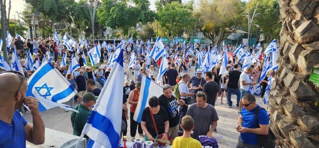 הפגנה ברמת השרון (צילום: שי קוריאנסקי) הפגנה ברמת השרון