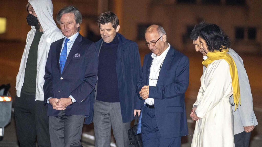 שרת החוץ של בלגיה ודיפלומטים אוסטרים ודנים עם שלושת העצורים האירופים, לאחר ירידתם מהמטוס