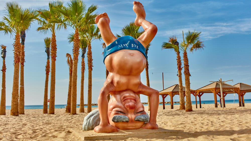 פסל דוד בן גוריון בחוף תל אביב