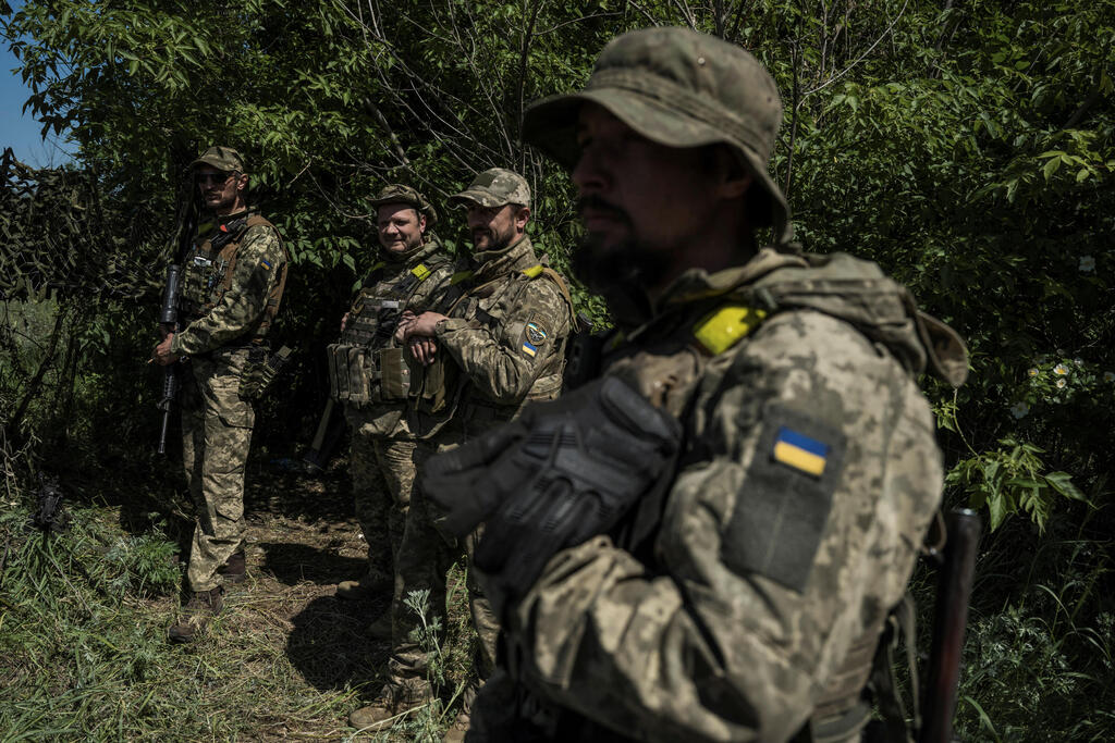 Ukraine forces near the border with Russia 
