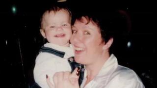 קת'לין פולביג אם אוסטרליה עם בתה לורה שהורשעה ברצח שלה ושל ילדיה האחרים - וכעת שוחררה אחרי 20 שנה בכלא