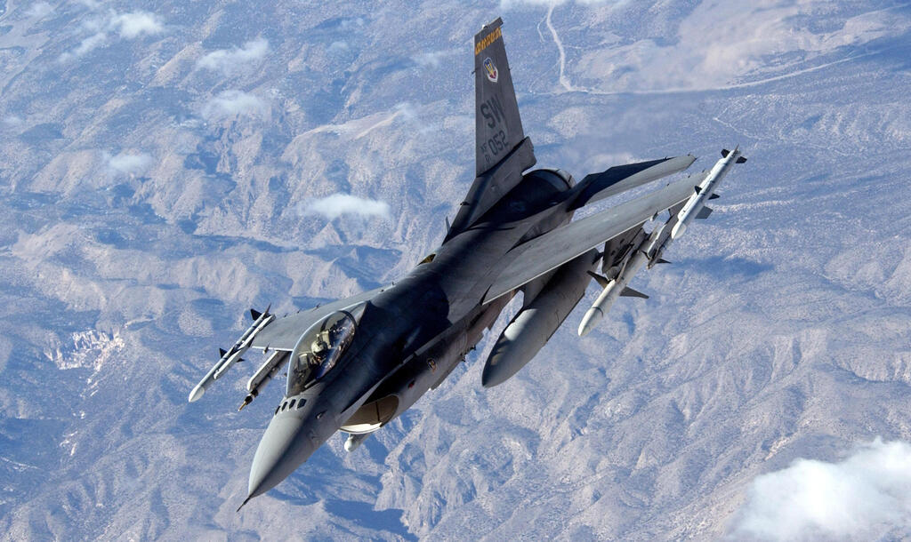 A U.S. F-16 