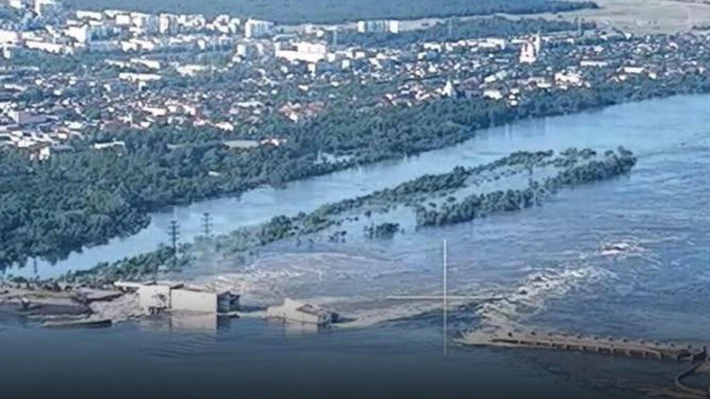 הצפות הצפה בעיירה נובה קחובקה באזור חרסון אוקראינה בעקבות פיצוץ סכר