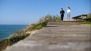 הדק המרחף ממוקם בגן הלאומי חוף השרון והוא מתאים לביקור גם בקיץ וגם בחורף.