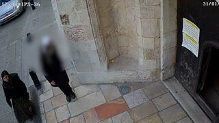 תיעוד של יריקה לעבר כנסייה והפגנות נגד תיירים נוצרים ברחבי ירושלים