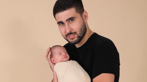 Эли-Дан Дрор с новорожденным сыном  