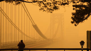 גשר ג'ורג' וושינגטון בין ניו יורק ל ניו ג'רזי ארה"ב עשן אובך בגלל שריפות ב קנדה