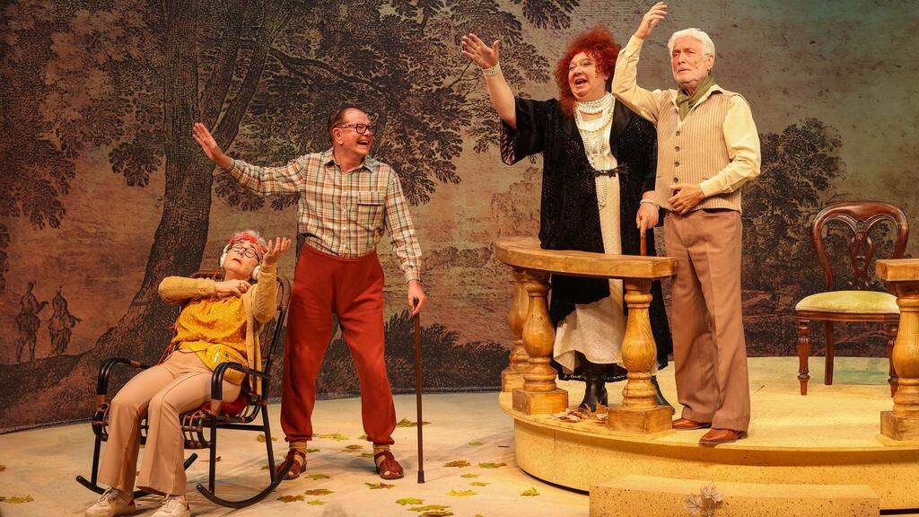 Сцена из спектакля "Квартет" театра "Идишпиль" (Фото: Лев Гельфанд) Сцена из спектакля "Квартет" театра "Идишпиль"