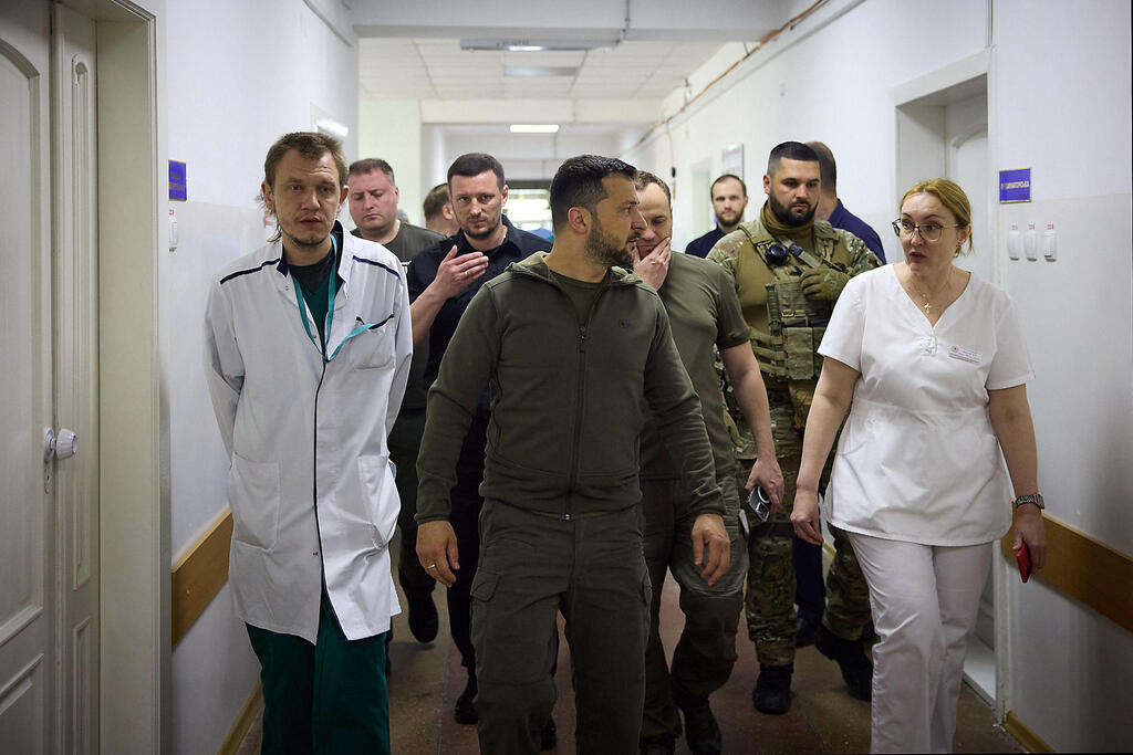 נשיא אוקראינה וולודימיר זלנסקי לצד תושבים ו מפונים בעקבות הצפות בביקור שערך חרסון