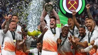 דקלאן רייס ו-ווסטהאם מניפים את הגביע