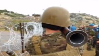 חייל לבנוני מכוון RPG לעבר טנק ישראלי