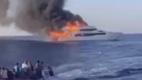 סירה עולה באש ב הים האדום מצרים