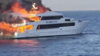 סירה עולה באש ב הים האדום מצרים