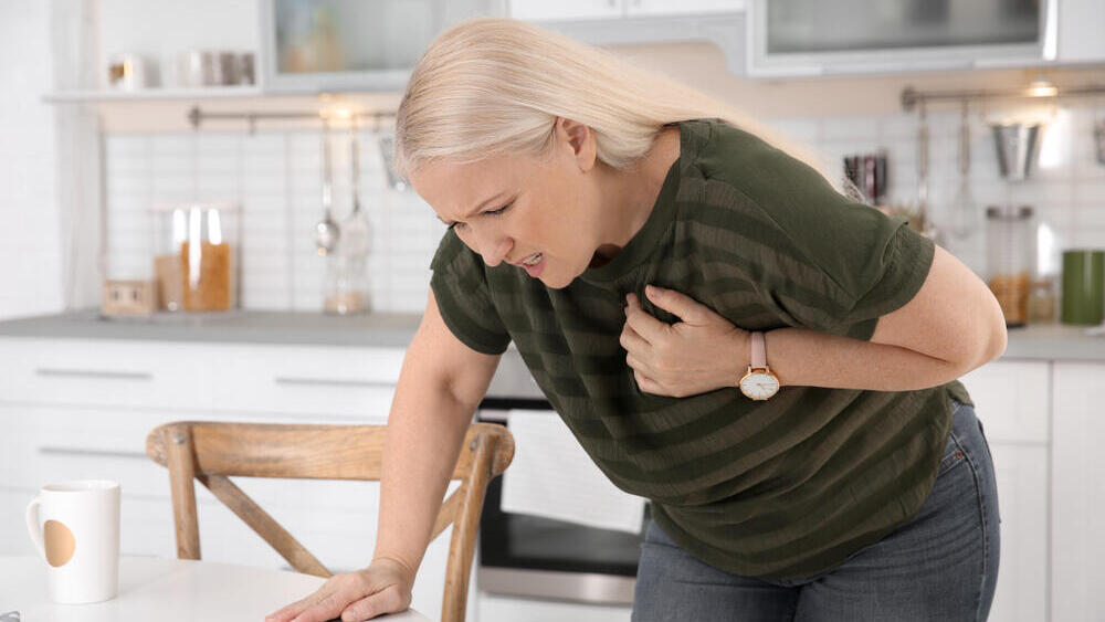 אישה אירוע לב התקף לב נשים מחלת לב אירוע לבבי