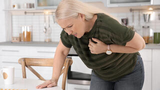 אישה אירוע לב התקף לב נשים מחלת לב אירוע לבבי