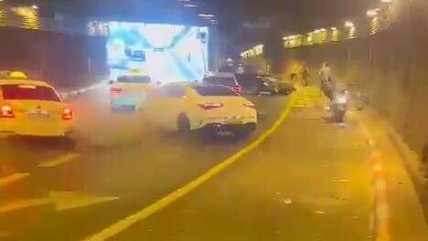 מכוניות מחליקות במחלף לה-גוארדיה באיילון כתוצאה מכתם שמן על הכביש