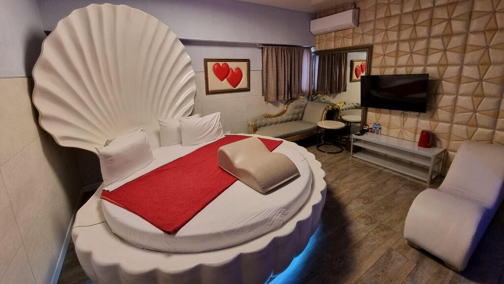 Lotus Spa Hotel (Photo: Assaf Kamar) מלון לוטוס לפנטזיות מיניות, פתח תקווה