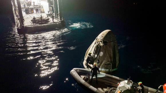 The mission came to an end, but without any sprites. The Dragon spacecraft makes its way to the recovery ship, shortly after landing in the Gulf of Mexico 