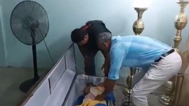 Родственники у гроба женщины אקוודור בלה מונטויה אישה מבוגרת התגלתה חיה ב ארון ב טקס ההשכבה אחרי שהוכרזה מתה