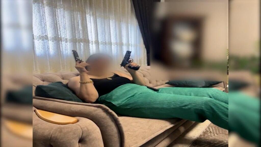 המשטרה הצליחה להתחקות אחר סרטון בו אחותו אוחזת באקדח זהה