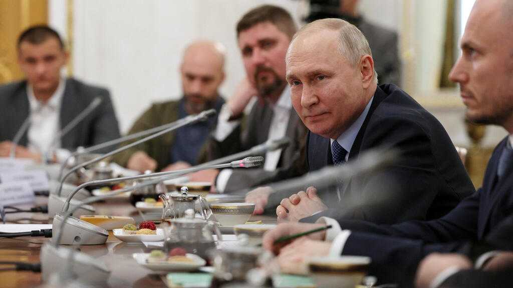 נשיא רוסיה ולדימיר פוטין במפגש עם כתבים צבאיים רוסים ו בלוגרים צבאיים בקרמלין מדבר על מלחמה ב אוקראינה