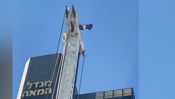דגל של חברת "ואגנר" מונף באתר בנייה במרכז תל אביב