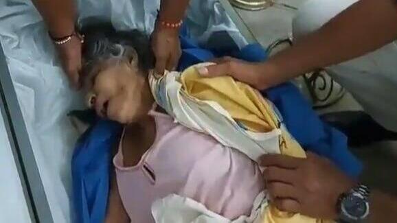 Белла Монтойя в гробу אקוודור בלה מונטויה אישה מבוגרת התגלתה חיה ב ארון ב טקס ההשכבה אחרי שהוכרזה מתה