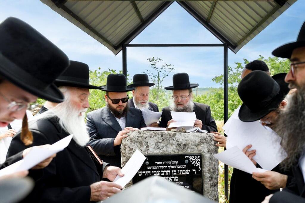 At the gravesite of Rabbi Shabtai of Rashkov 