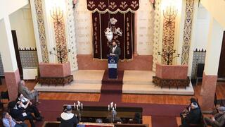 מתפללים בבית הכנסת "מקור חיים" בפורטו