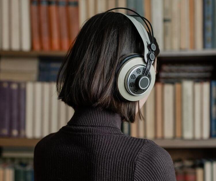 אישה מקשיבה לספר באודיו-בוק